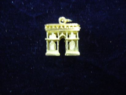 null 16 pendentifs "Arc de Triomphe" grand modèle or jaune. 81,40 g. (état neuf)