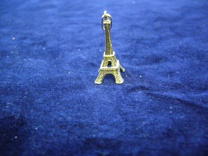 null 17 pendentifs "Tour Eiffel" grand modèle or jaune. 34 g.