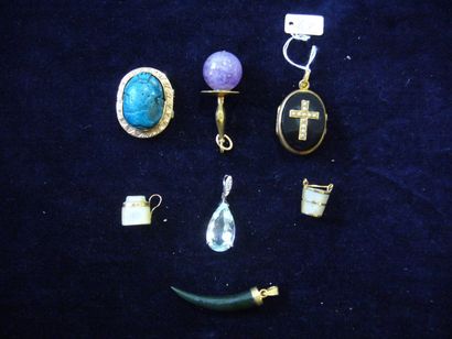 null 7 pendentifs nacre, pierres décoratives, céramique monture en or jaune