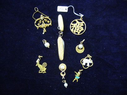 null Lot de pendentifs: - 5 perles de culture et fine - 3 émaillé monture or jaune....
