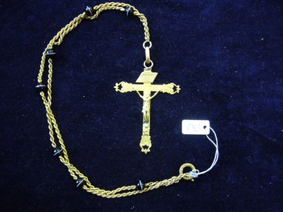 null Pendentif, Christ en croix et chaine à maillons torsadés interrompus par sept...