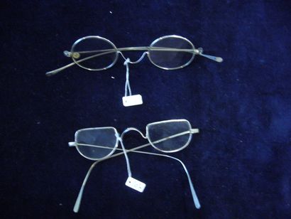 null Deux paires de lunettes dont une demi lune métal chromé manque les verres (état...