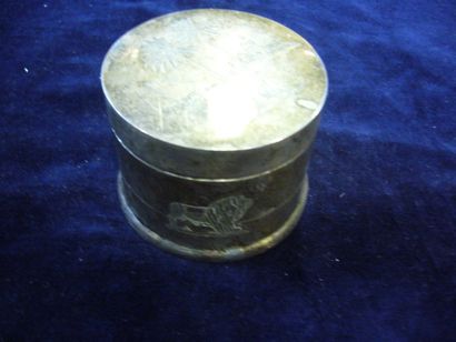 null Boite cylindrique "l'Egypte ancienne" gravure métal argenté hauteur: 4,8 cm...