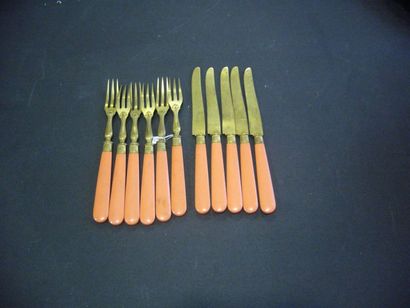 null 6 fourchettes et 5 couteaux manche "corail" extrémités métal doré