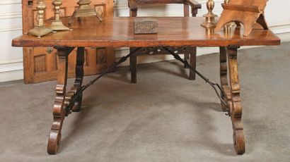 null Grande table à lyre en noyer du XVIIe siècle. Elle repose sur deux pieds en...
