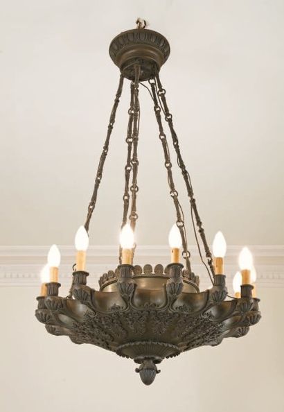 null Important lustre en bronze patiné en forme de lampe antique à 15 bras de lumières,...