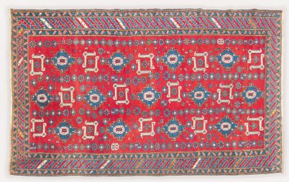null Tapis Kouba, Caucase XIXe siècle, fond rouge, décor d'un semis de médaillons...