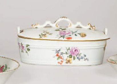 null Meissen Beurrier ovale couvert à décor de bouquets de fleurs et filets or, la...