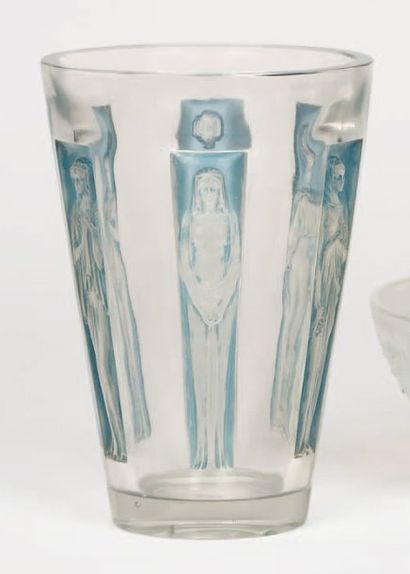 LALIQUE René (1860-1945) Vase gobelet six figurines. Épreuve de tirage industriel...