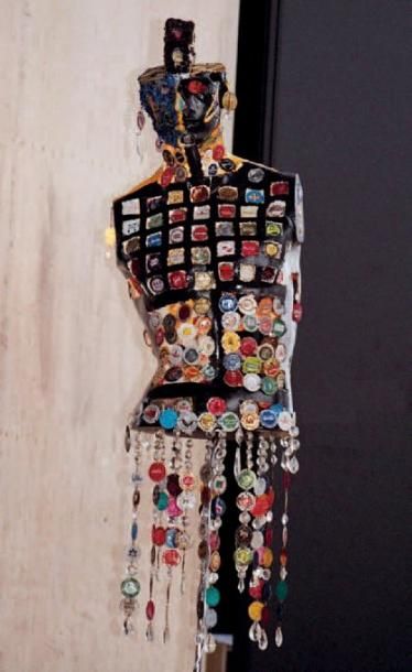 DE SEYDOUX Aïna (né en 1967) Achille Buste de mannequin avec incrustations de capsules,...