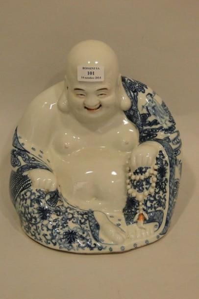 null Statue en porcelaine bleu-blanc, représentant Mi Le Fo assis, souriant et tenant...