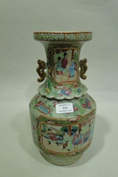 null Vase chinois en porcelaine à décor de scènes féminines polychrome. monté en...