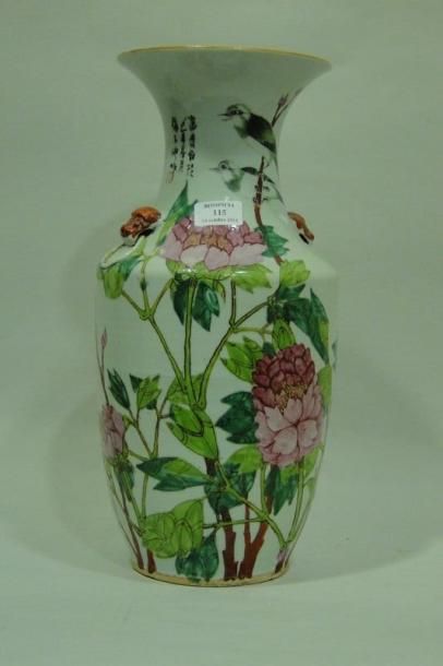 null Vase balustre en porcelaine, à décor de pivoines, Chine