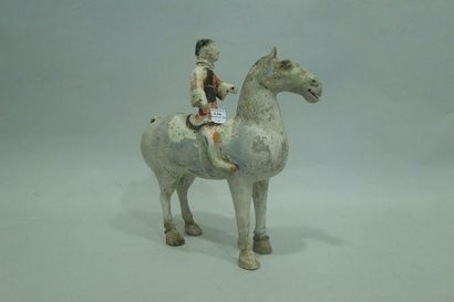 null Cavalier sur son cheval, en terre-cuite grise avec tarces d'engobe blanc et...