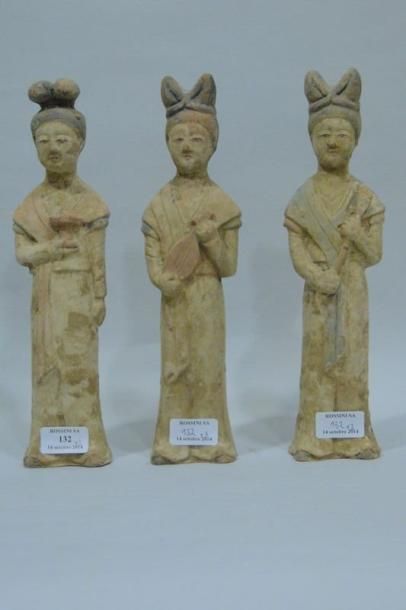 null Lot de 3 statuettes en terre cuite à engobe polychrome représentant des femmes...