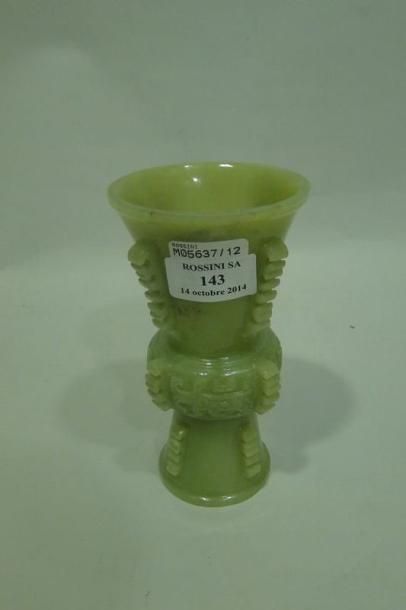 null Vase Gu en jade vert, de forme losangée aplatie, à col et pied évasés, et sculpté...