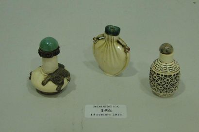 null Lot de trois tabatières en ivoire, dont deux en forme de vases. Chine, XXe siècle...