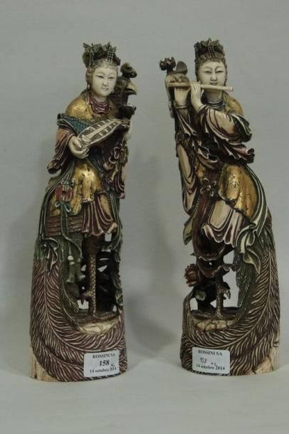 null Deux sculptures en ivoire polychrome représentant deux déesses de la musique,...