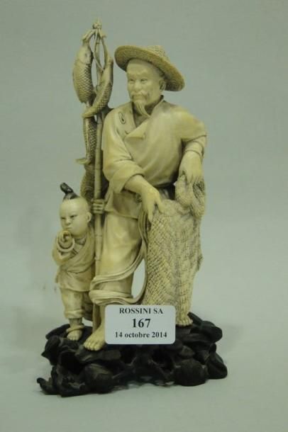 null Sujet en ivoire finement sculpté représentant un pêcheur et son fils. L'enfant...