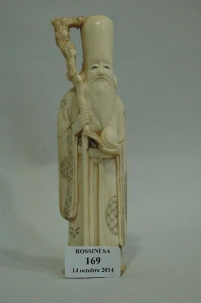 null Okimono en ivoire représentant Jurojin, le dieu de la longévité, tenant une...