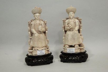 null Couple impérial en ivoire finement sculpté, assis sur leur trône. L'empereur...