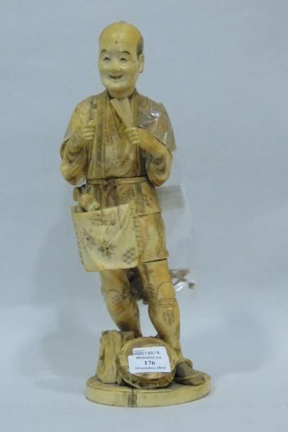 null Okimono en ivoire représentant un montreur de marionnettes, un tambourin à ses...