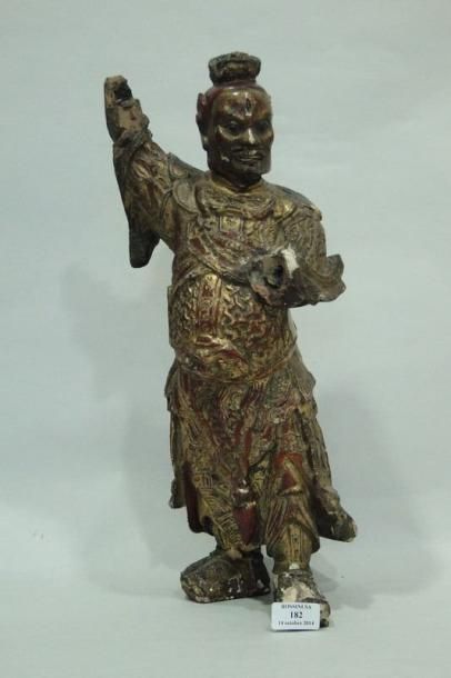 null Statue en bois laqué et doré, représentant un gardien taoïste. Il est vêtu d'une...