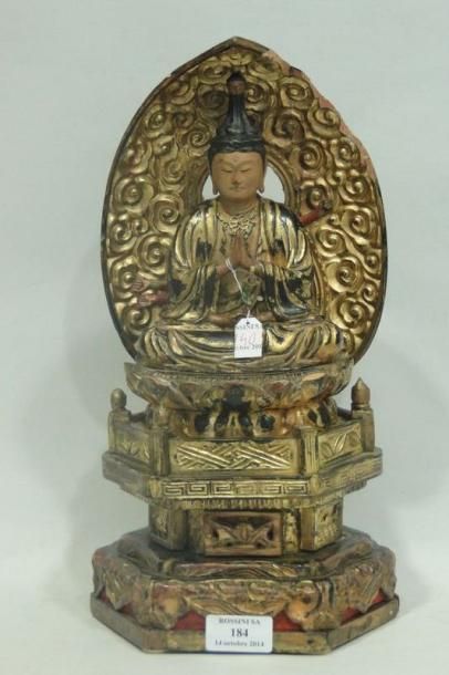 null Sujet en bois laqué et doré représentant un Bouddha assis en méditation sur...
