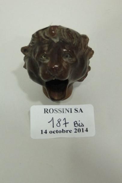 null Pommeau de canne en buis en forme de tête de lion rugissant Chine, dans le style...