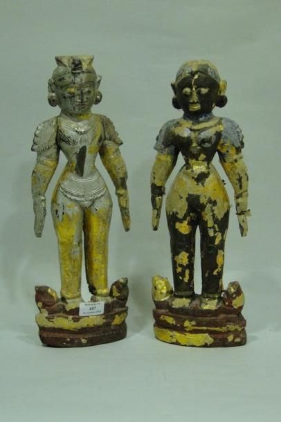 INDE Deux poupées de mariage enbois sculpté avec application de feuille or et argent...