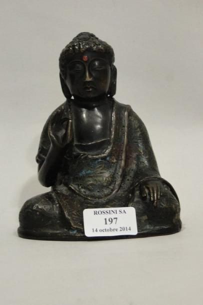 null Sujet en bronze et émaux champlevés représentant le bouddha Shakyamuni en train...