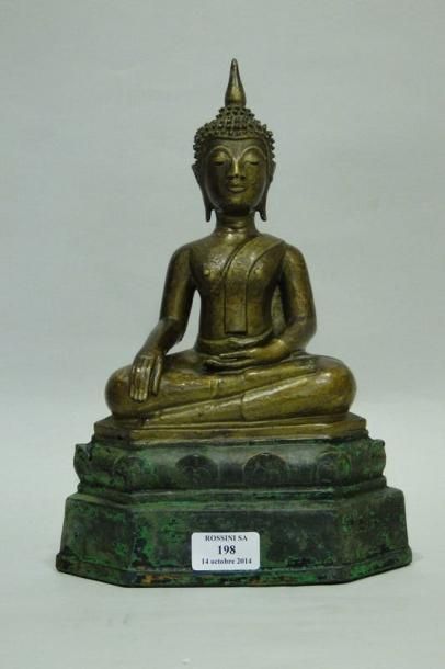 null Statue en bronze polychrome représentant Bouddha assis en méditation, prenant...