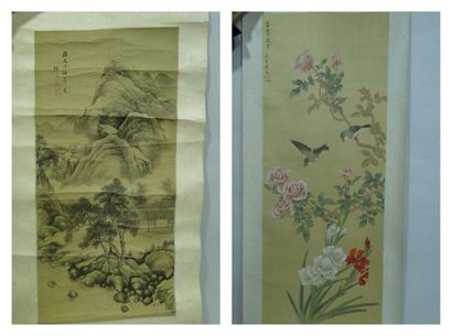 null Lot de deux peintures sur soie; l'une à l'encre de Chine, représentant un paysage...