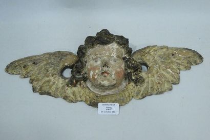 null Tête d'ange en bois polychromé et doré. XVIIe siècle Largeur: 43 cm. (quelques...