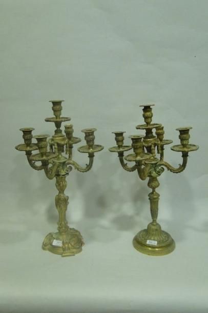 null Deux candélabres à cinq bras de lumière de style Louis XVI, l'un issu d'un remontage...
