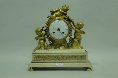 null Pendule aux amours Sur une base de marbre blanc et de bronze doré figurant des...