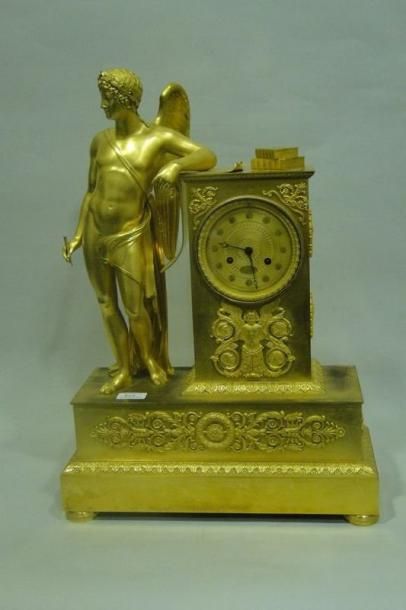 null Pendule en bronze doré figurant un homme écrivant à son bureau, XIXe
