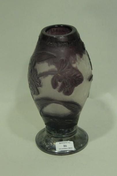 BURGUN - SCHWERER & Cie Vase à corps ovoïde et col droit sur piédouche en métal argenté....