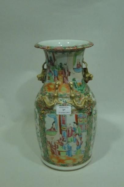 null Vase balustre en porcelaine de Canton à décor en émaux polychromes de la famille...