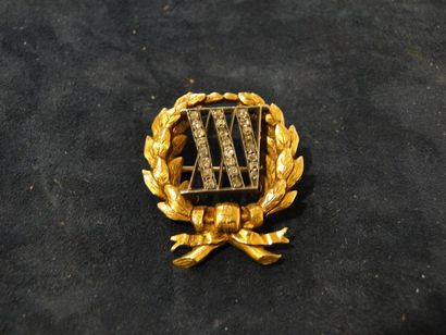 null Broche «Jubilé» en or jaune ciselé formant une couronne de lauriers, au centre...