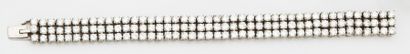 null Bracelet ruban articulé en or gris et platine composé de trois lignes de diamants...