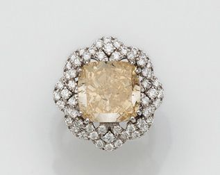 null Bague en or gris centrée d'un diamant taille coussin de couleur Natural Fancy...