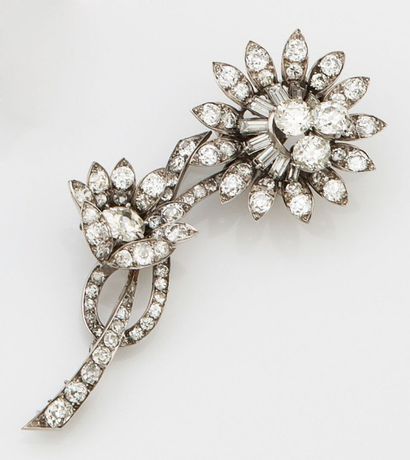 MAUBOUSSIN Broche double fleur en or gris et platine sertie de diamants taille ancienne,...