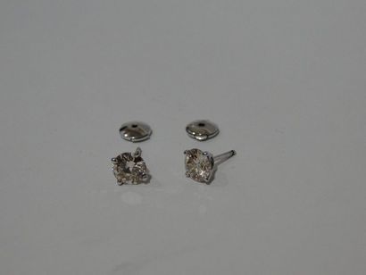 null Paire de clous d'oreilles en or gris ornés de deux diamants demi taille, 1 x1.08...