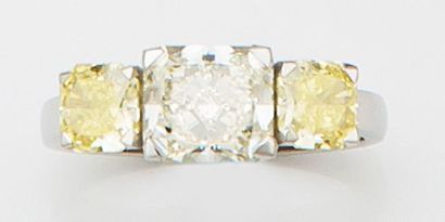 null Bague Jarretière en or gris centrée d'un diamant taille radiant pesant 2,02...