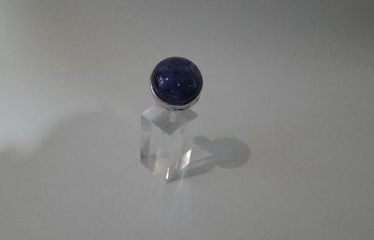 null Bague ronde en or gris centrée d'un cabochon de Tanzanite pesant 48 cts, la...