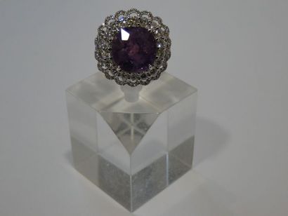 null Bague en or gris ornée au centre d'un saphir mauve taille coussin pesant 13,06...