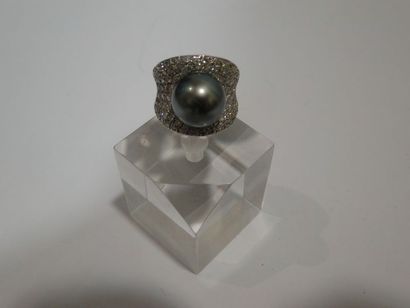 null Bague «Jonc» en or gris, la plateau incurvé pavé de brillant centré d'une perle...