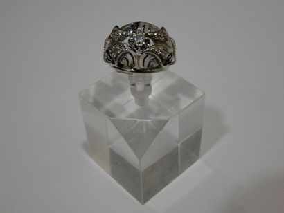 null Bague «Dôme» en or gris ajouré centrée d'un diamant demi taille, la monture...