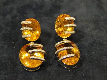null Paire de pendants d'oreilles en or gris ornés chacun de deux citrines ovales...